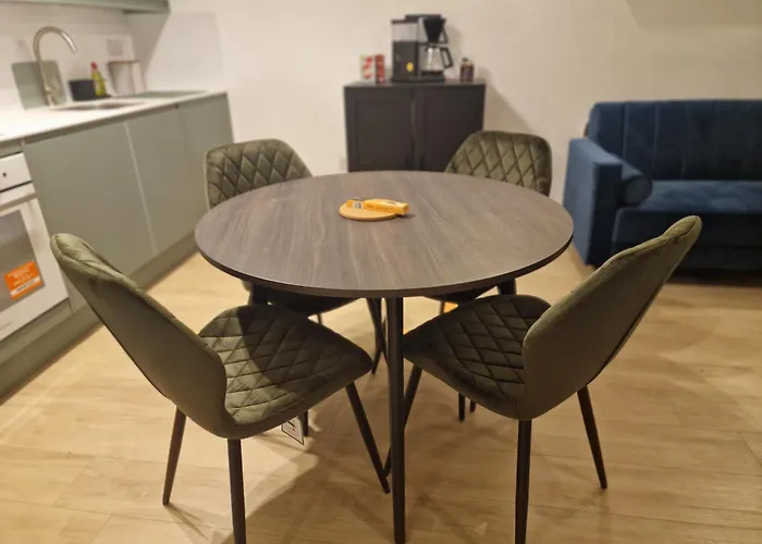 Modern 2 Bedroom 2 Bathroom Flat, Free Parking