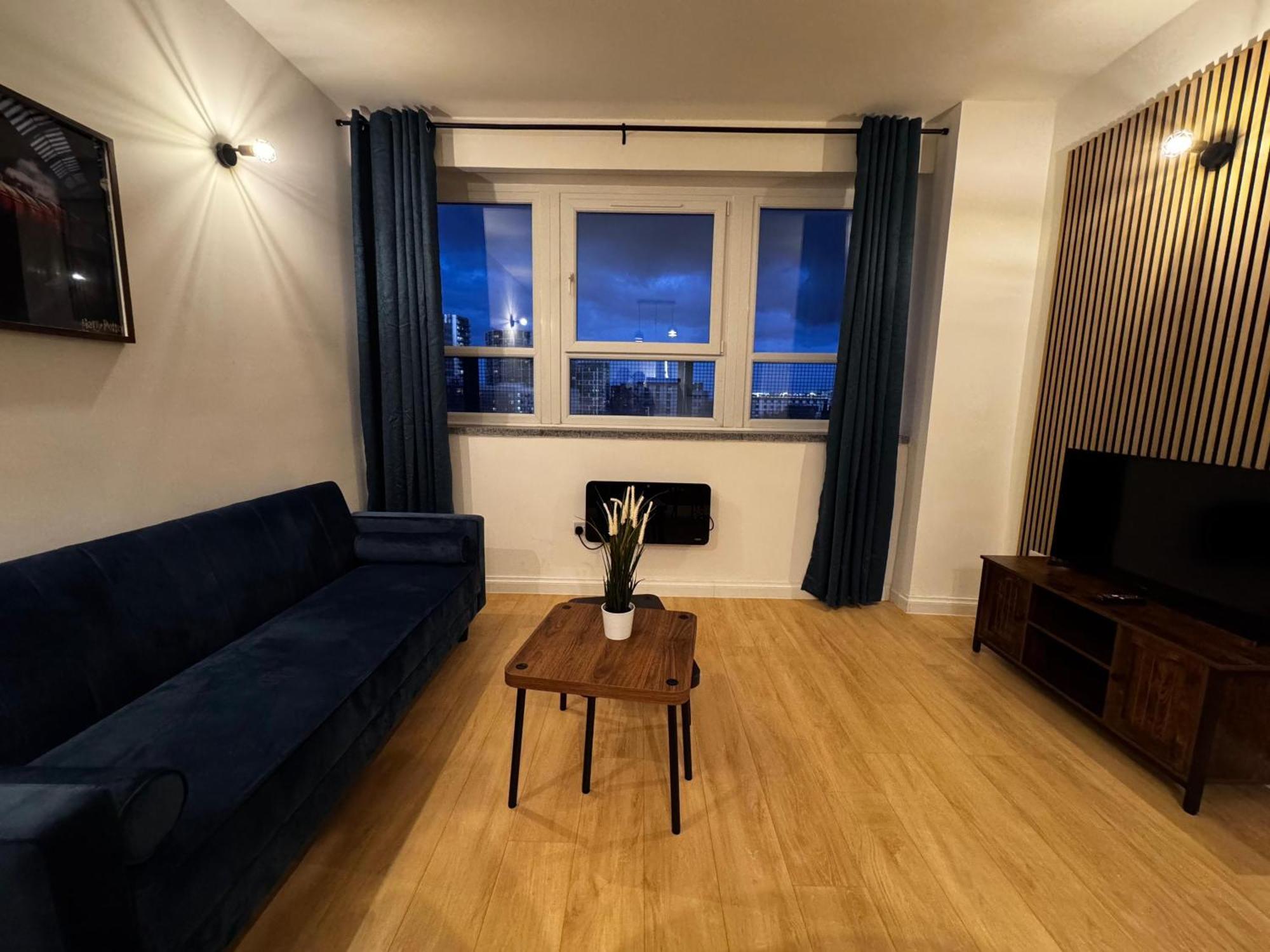 Modern 2 Bedroom 2 Bathroom Flat, Free Parking Appartement Londen