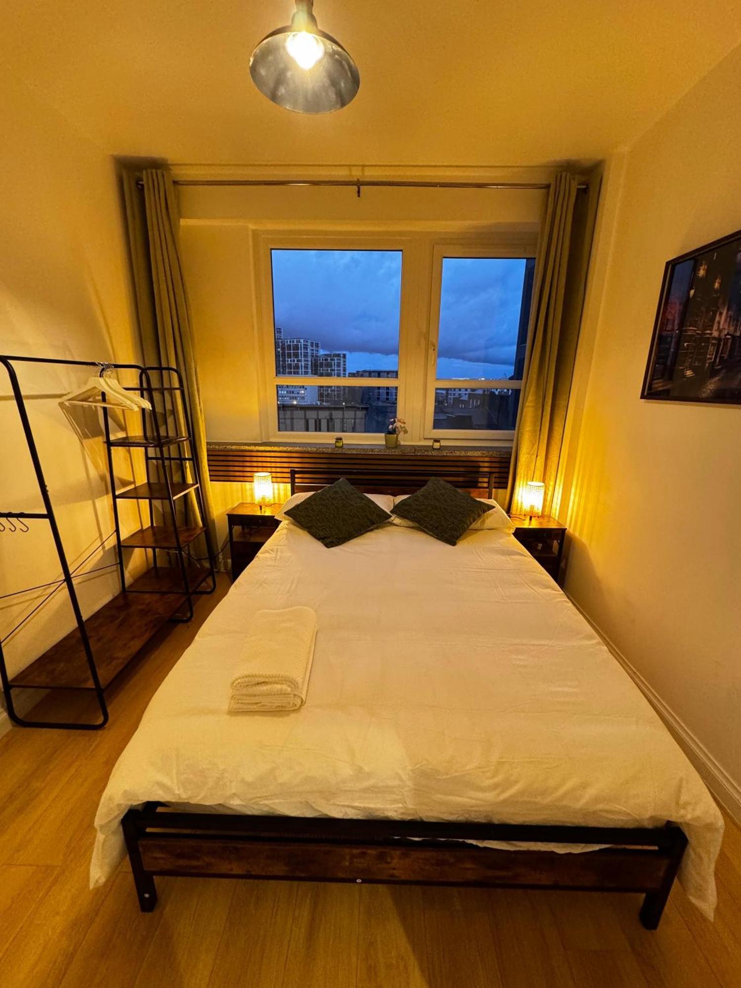 Appartement Modern 2 Bedroom 2 Bathroom Flat, Free Parking Londen